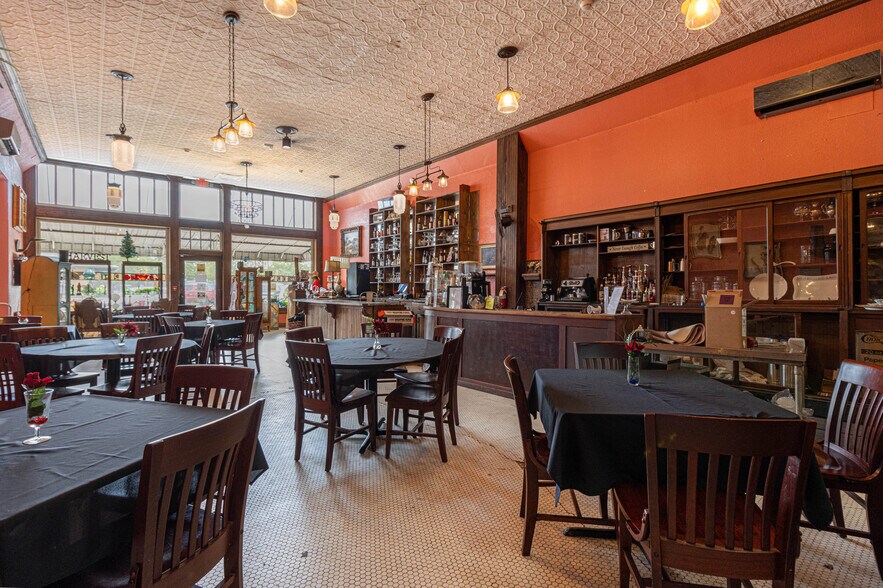 More Photos Of 115 E Commerce St, Mineola Hotel For Sale