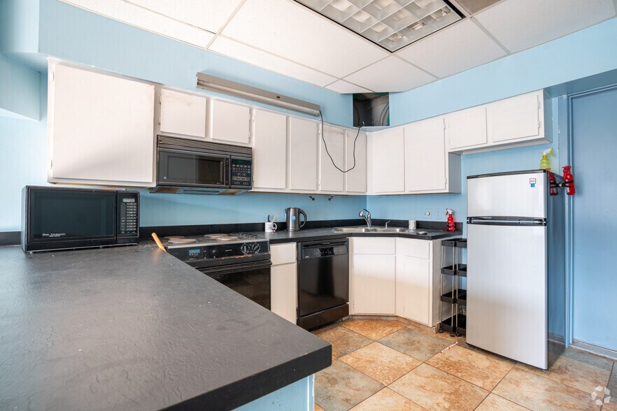 More Photos Of 2606 Shaver St, Pasadena Auto Dealership For Lease