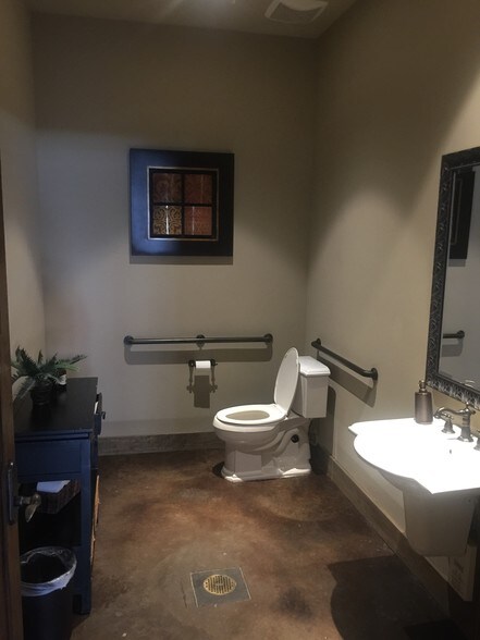 More Photos Of 621 N Main St, Grapevine Office For Sale