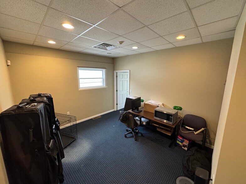 More Photos Of 4 Bonnie Ln, Yorkville Office For Sale