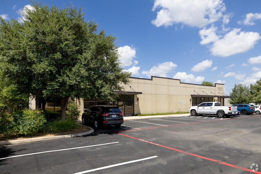 More Photos Of 4222 Gatecrest, San Antonio Light Distribution For Lease