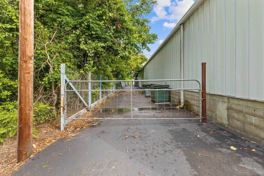 More Photos Of 1094 N Main St, Ashland City Light Manufacturing For Sale