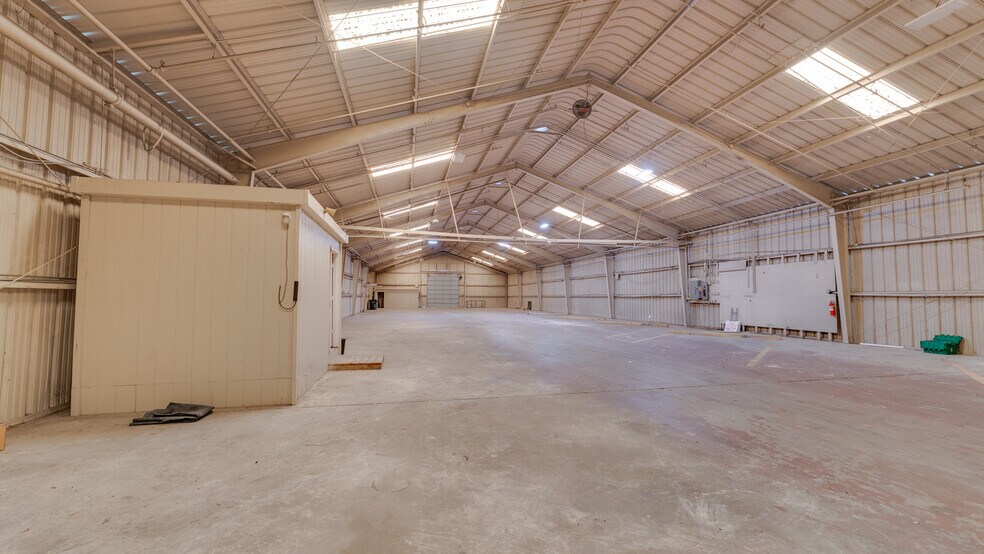 More Photos Of 510 N Walker St, Quitman Light Manufacturing For Sale
