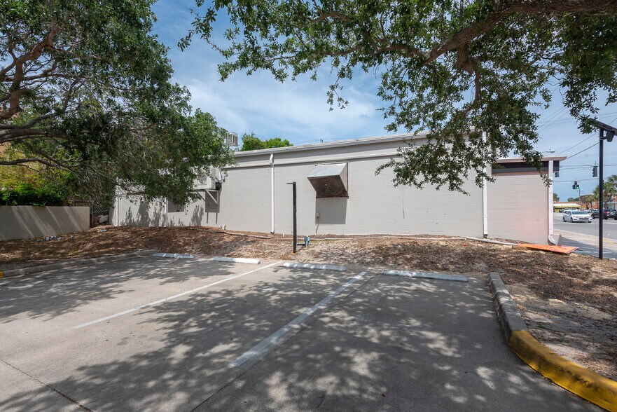 More Photos Of 133 Main St, Daytona Beach Freestanding For Sale