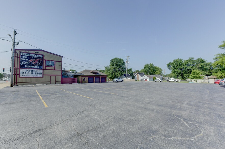 More Photos Of 502 Dixie Hwy, Beecher Restaurant For Sale