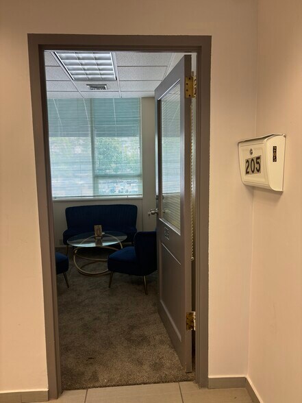 More Photos Of 220 Old Country Rd, Mineola Office For Lease