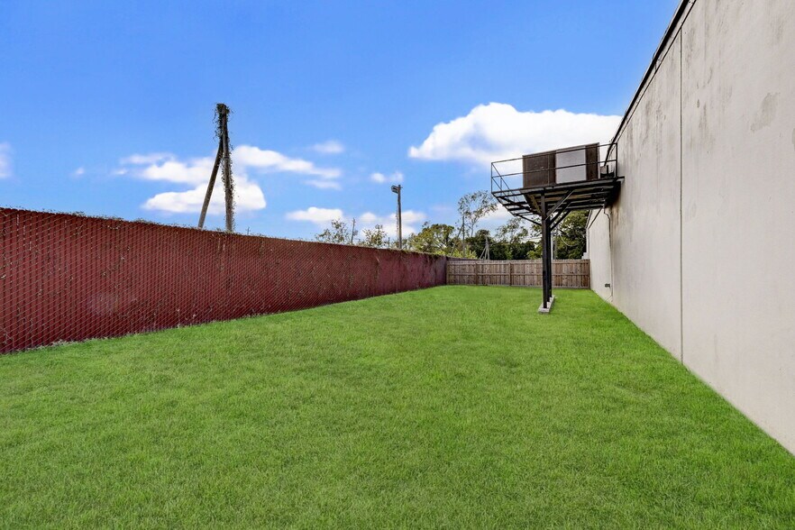 More Photos Of 7510 Lawndale St, Houston Warehouse For Sale