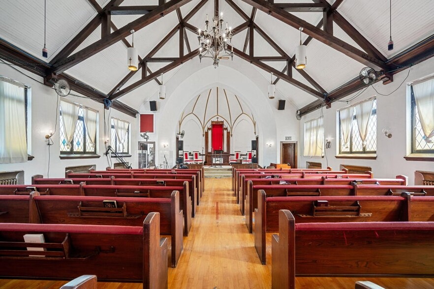 More Photos Of 1527 N Astor St, Milwaukee Religious Facility For Sale