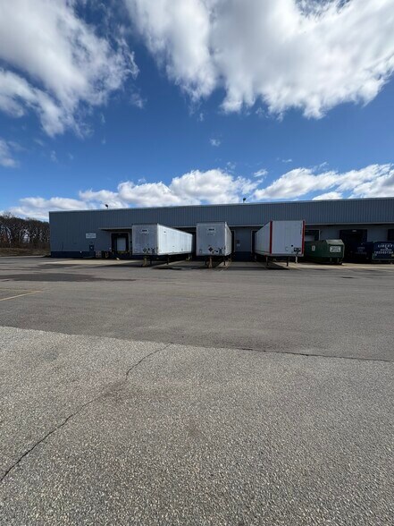 More Photos Of 10 New Rd, Rumford Warehouse For Lease
