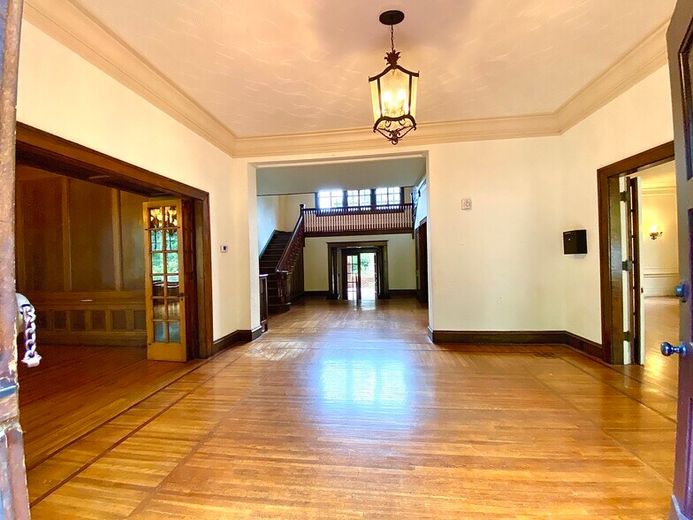 More Photos Of 219 N Broadway St, Tupelo General Retail For Lease