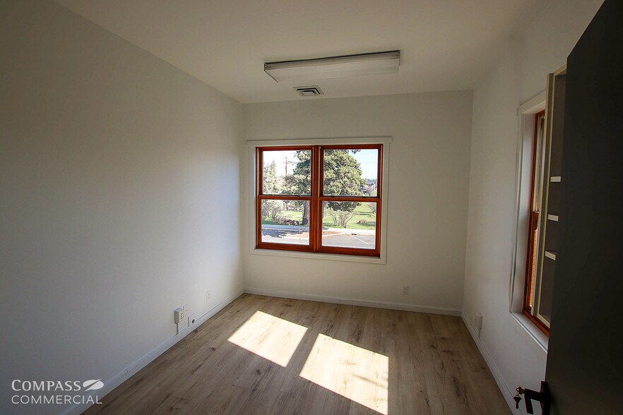 More Photos Of 141 W Main Ave, Sisters Storefront Retail Office For Lease