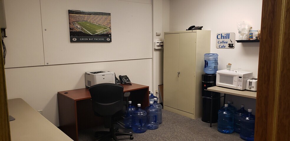 More Photos Of 4916-4920 Triangle St, McFarland Showroom For Lease