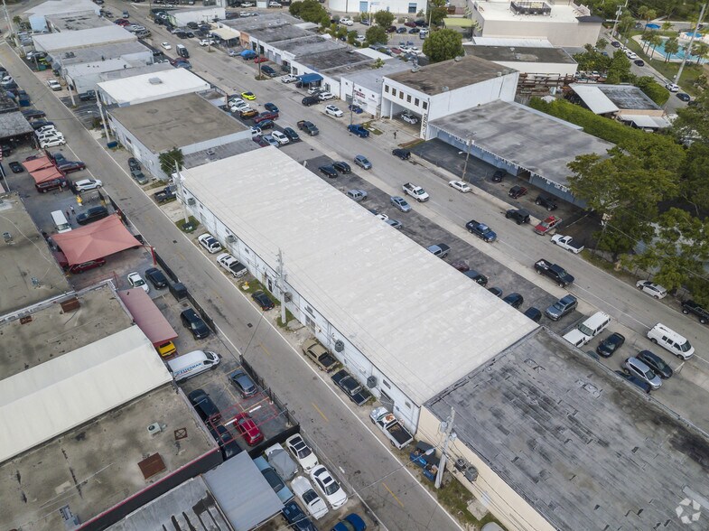 More Photos Of 5764-5806 Commerce Ln, South Miami Showroom For Lease