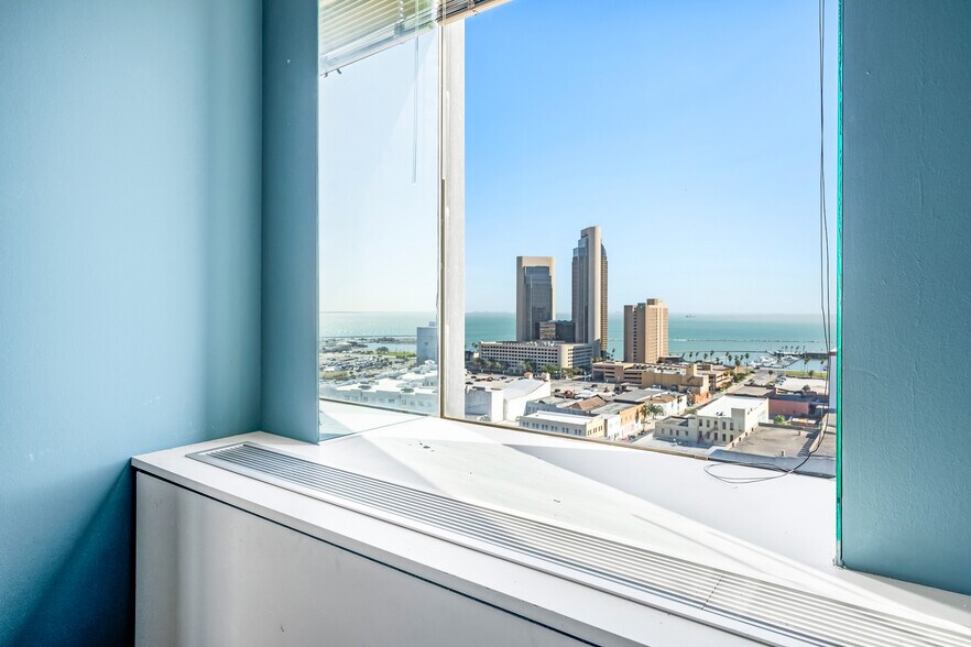 More Photos Of 615 N Upper Broadway St, Corpus Christi Office For Lease