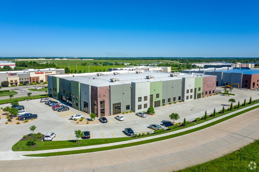 More Photos Of 2620 NE McBaine Dr, Lee's Summit Warehouse For Sale