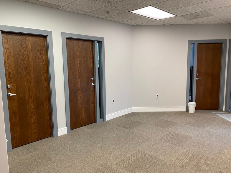 More Photos Of 45640 Willow Pond Plz, Sterling Office For Lease