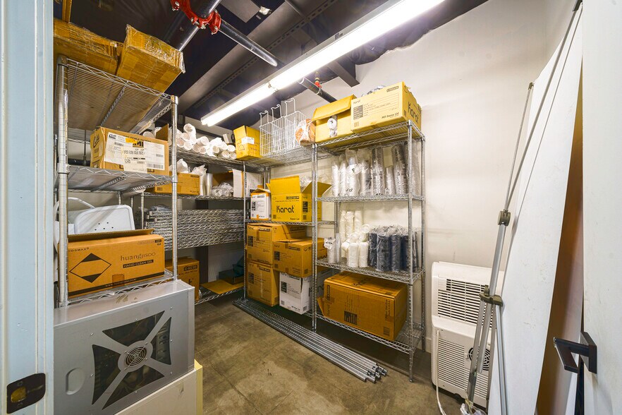 More Photos Of 921 Crocker St, Los Angeles Storefront Retail Office For Sale