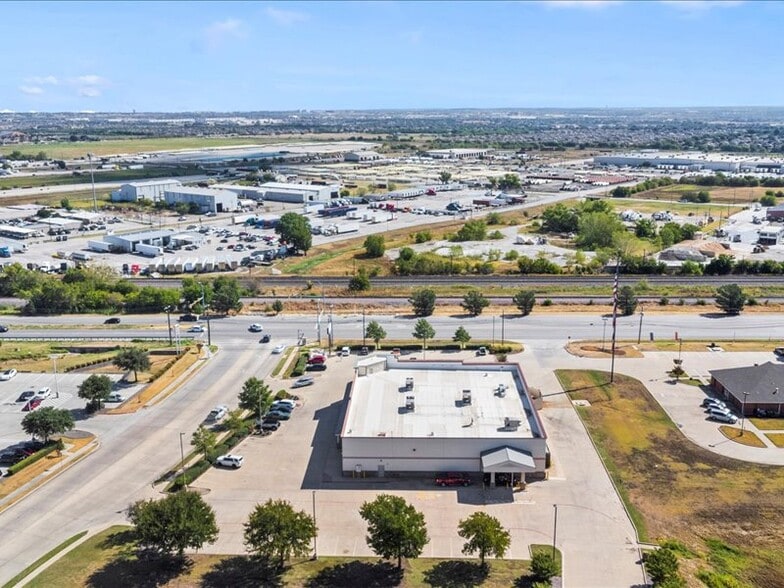 More Photos Of 833 N Saginaw Blvd, Saginaw Freestanding For Sale