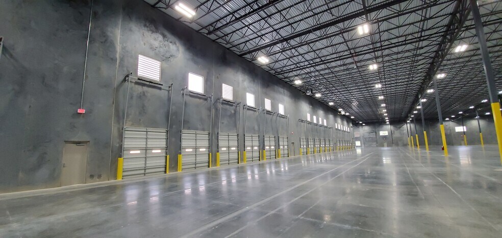 More Photos Of 21420 Northwest Fwy, Cypress Distribution For Lease
