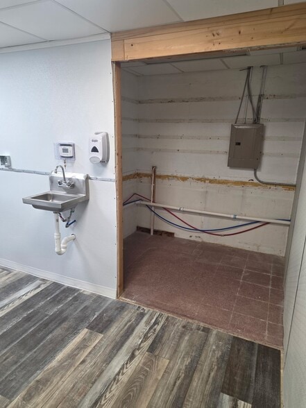 More Photos Of 2001 9th St, Bradenton Freestanding For Lease