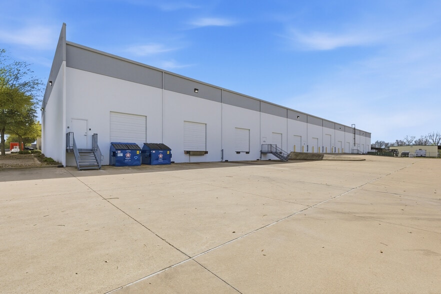 More Photos Of 3912 Gattis School Rd, Round Rock Warehouse For Lease
