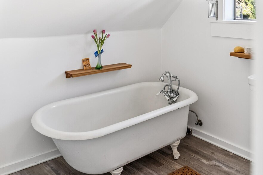 More Photos Of 11 Wharf Rd, Bolinas General Retail For Sale