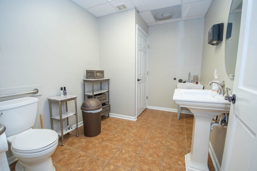 More Photos Of 14 Brown St, Newnan Office For Sale