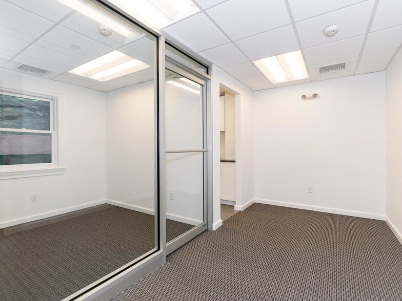 More Photos Of 3-7 Pondfield Rd, Bronxville Storefront Retail Office For Lease