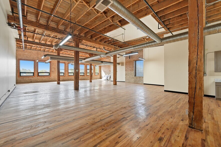 More Photos Of 2130-2140 W Fulton St, Chicago Flex For Lease