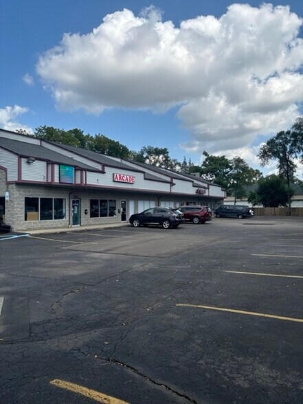 More Photos Of 37466-37522 Ann Arbor Trl, Livonia Storefront For Lease