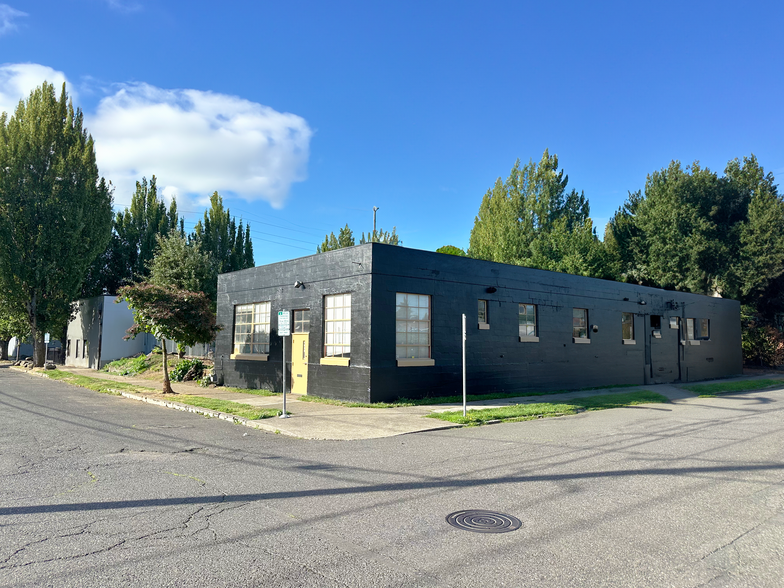 Primary Photo Of 1835 NE 3rd Ave, Portland Light Manufacturing For Sale