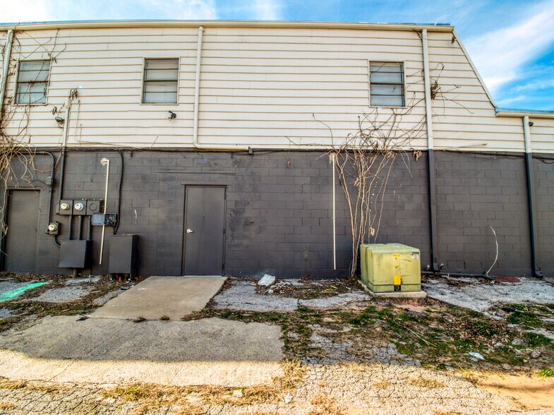 More Photos Of 2000 N MacArthur Blvd, Oklahoma City Storefront Retail Residential For Sale