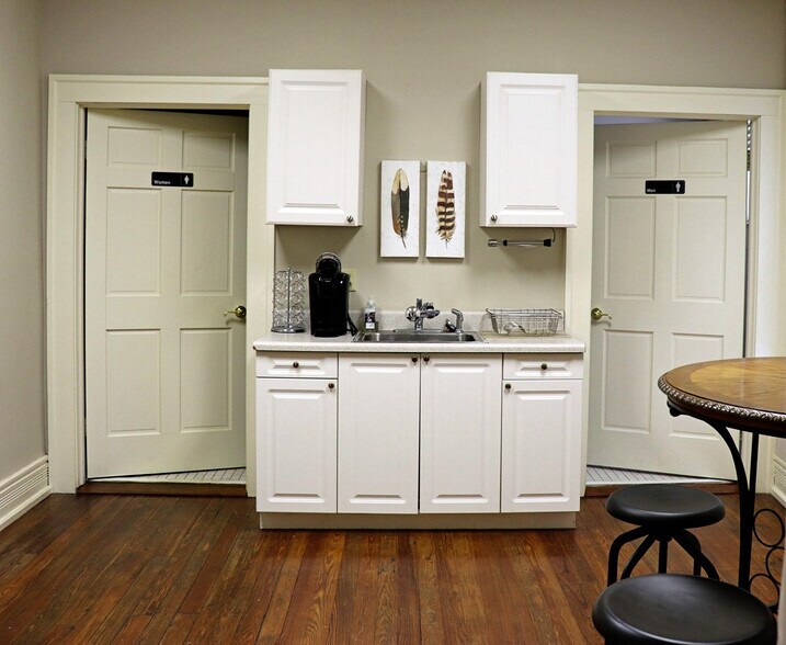 More Photos Of 1044-1090 Washington Ave, Macon-Bibb Office For Lease