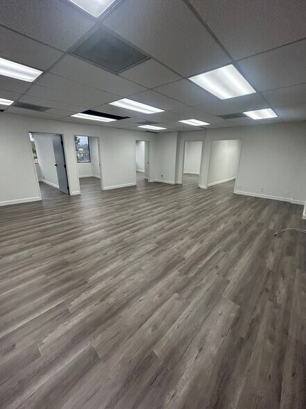 More Photos Of 18401 Burbank Blvd, Tarzana Office For Lease