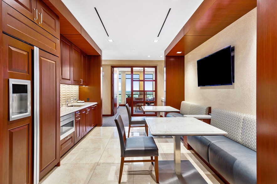 More Photos Of 225 NE Mizner Blvd, Boca Raton Office For Lease