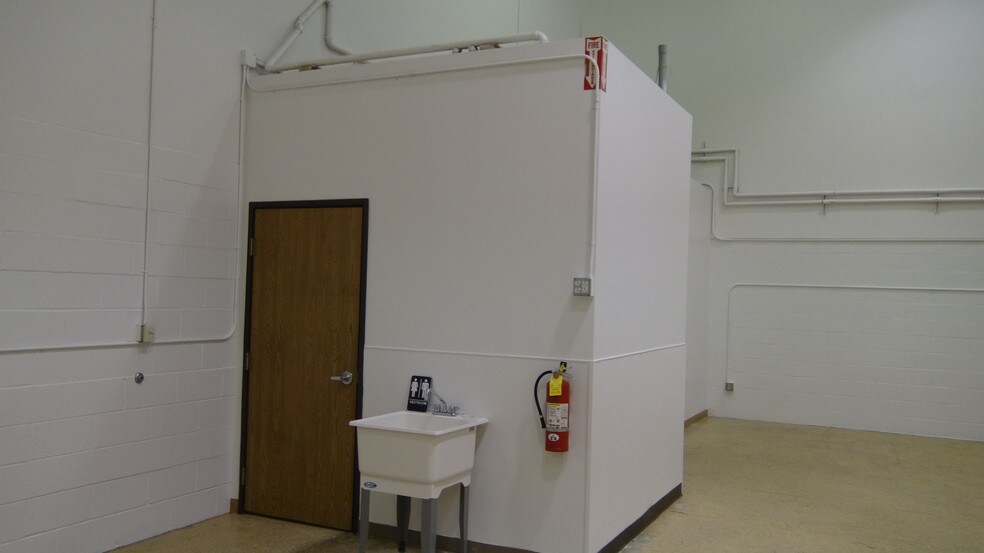 More Photos Of 12801 Silver Lake Rd, Brighton Manufacturing For Sale