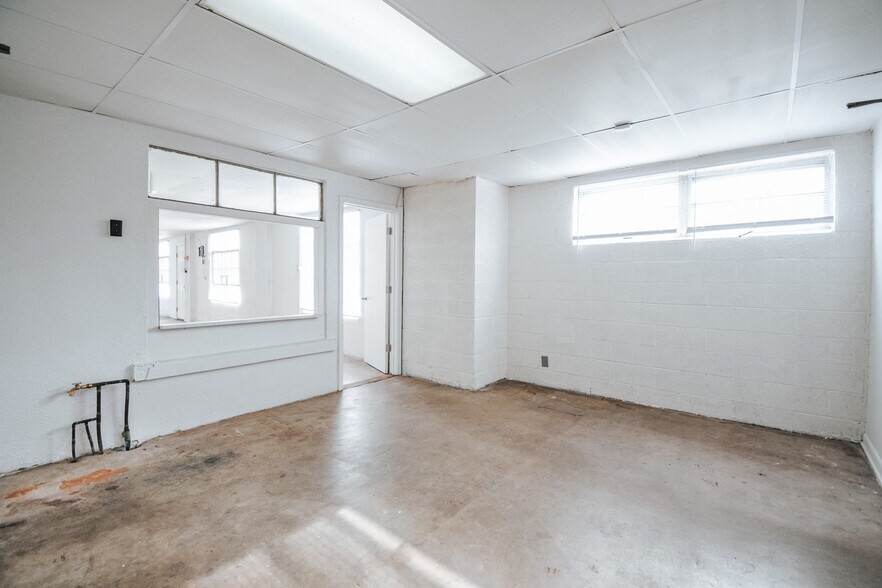 More Photos Of 305 N Laurent St, Victoria Flex For Lease