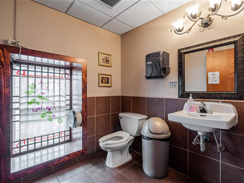 More Photos Of 1495 Farmington Ave, Pottstown General Retail For Sale