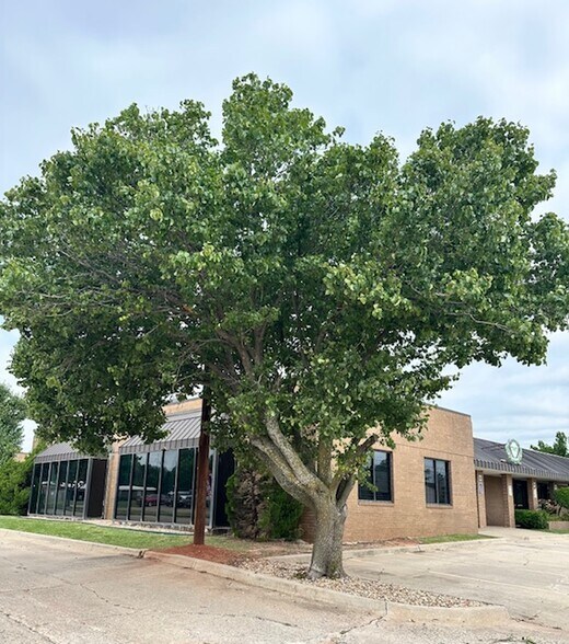 More Photos Of 11102 N Stratford Dr, Oklahoma City Office For Sale