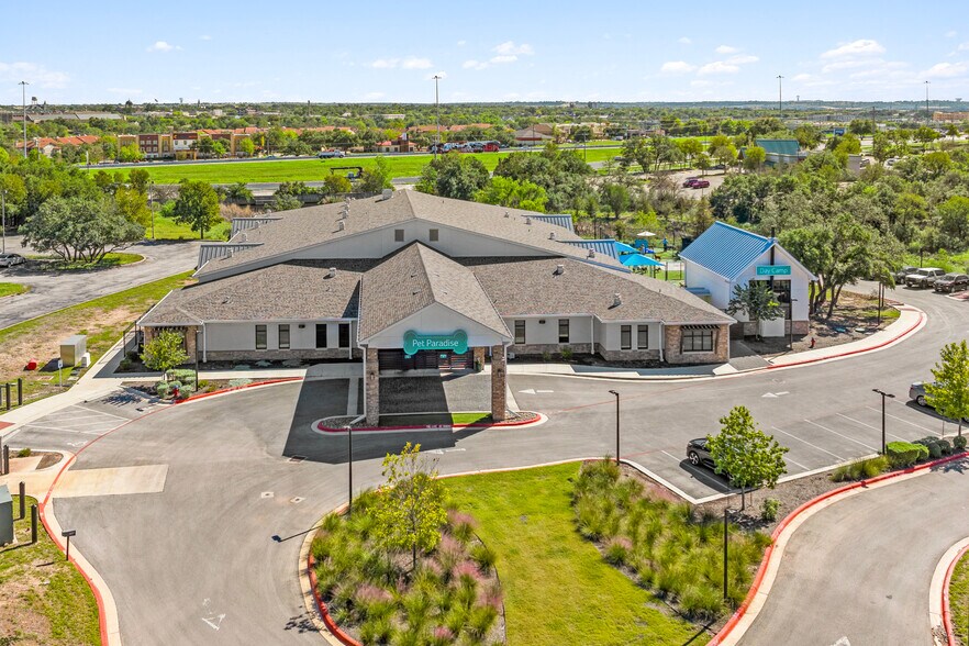 Primary Photo Of 716 S Interstate 35, Georgetown Veterinarian Kennel For Sale