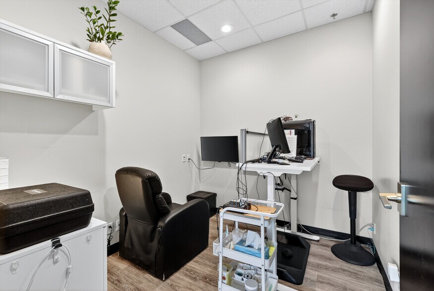 More Photos Of 2020 4th St SW, Calgary Office For Lease