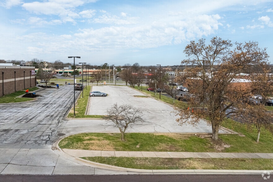 More Photos Of 10553 Metcalf Ave, Overland Park Land For Lease