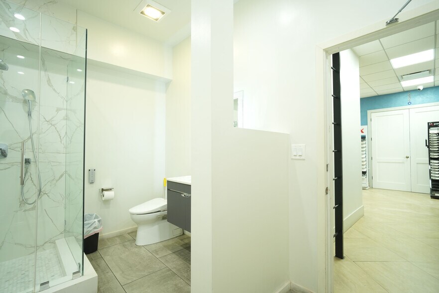 More Photos Of 11921 Sherman Way, North Hollywood Warehouse For Sale