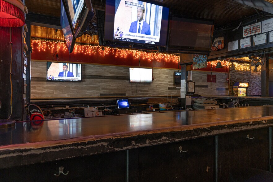 More Photos Of 139 E Hopkins St, San Marcos Bar For Sale