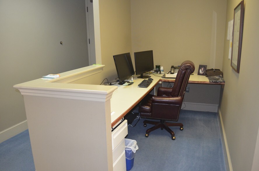 More Photos Of 3923 Blenheim Blvd, Fairfax Medical For Sale