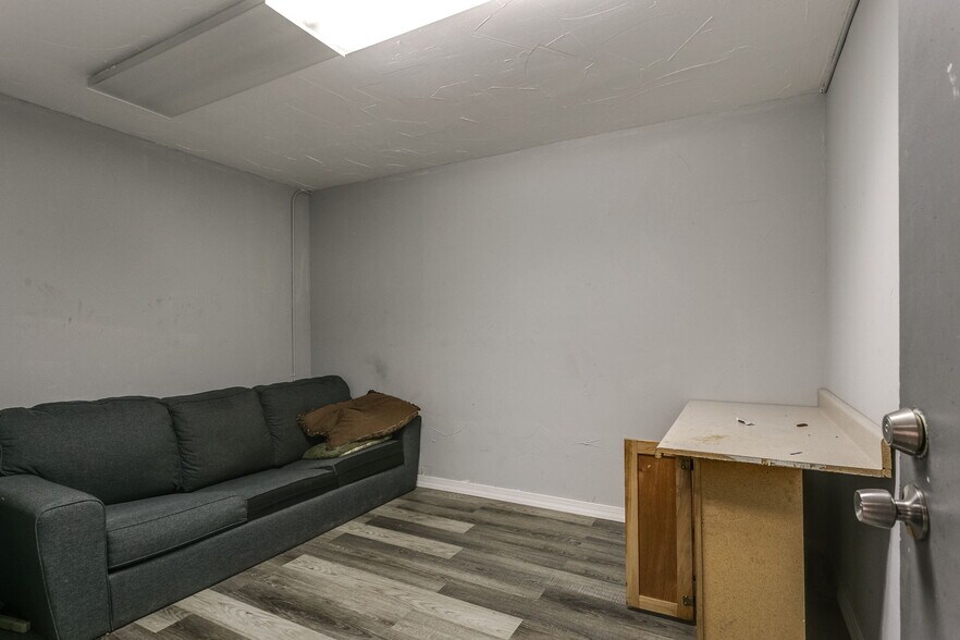 More Photos Of 400 N Macarthur Blvd, Oklahoma City Warehouse For Sale