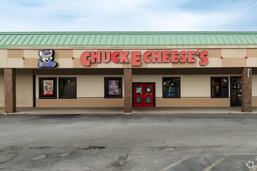 More Photos Of 2301-2585 S MacArthur Blvd, Springfield General Retail For Sale