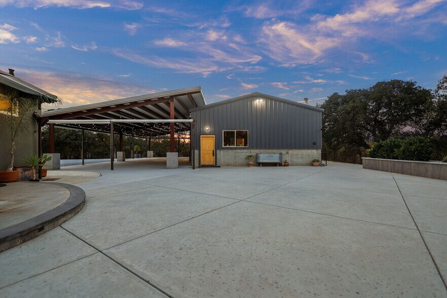 More Photos Of 16710 Oak Hollow Dr, Cottonwood Lodge Meeting Hall For Sale