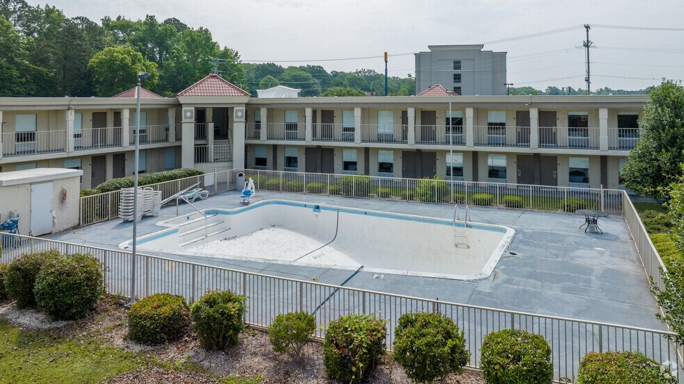 More Photos Of 3030 N Roberts Ave, Lumberton Hotel For Sale