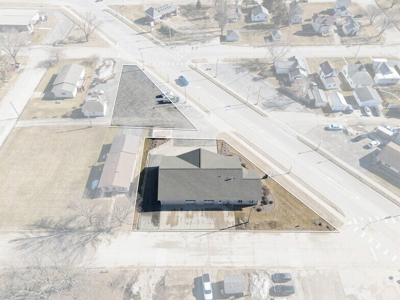 More Photos Of 702 Short St, Decorah Office For Sale